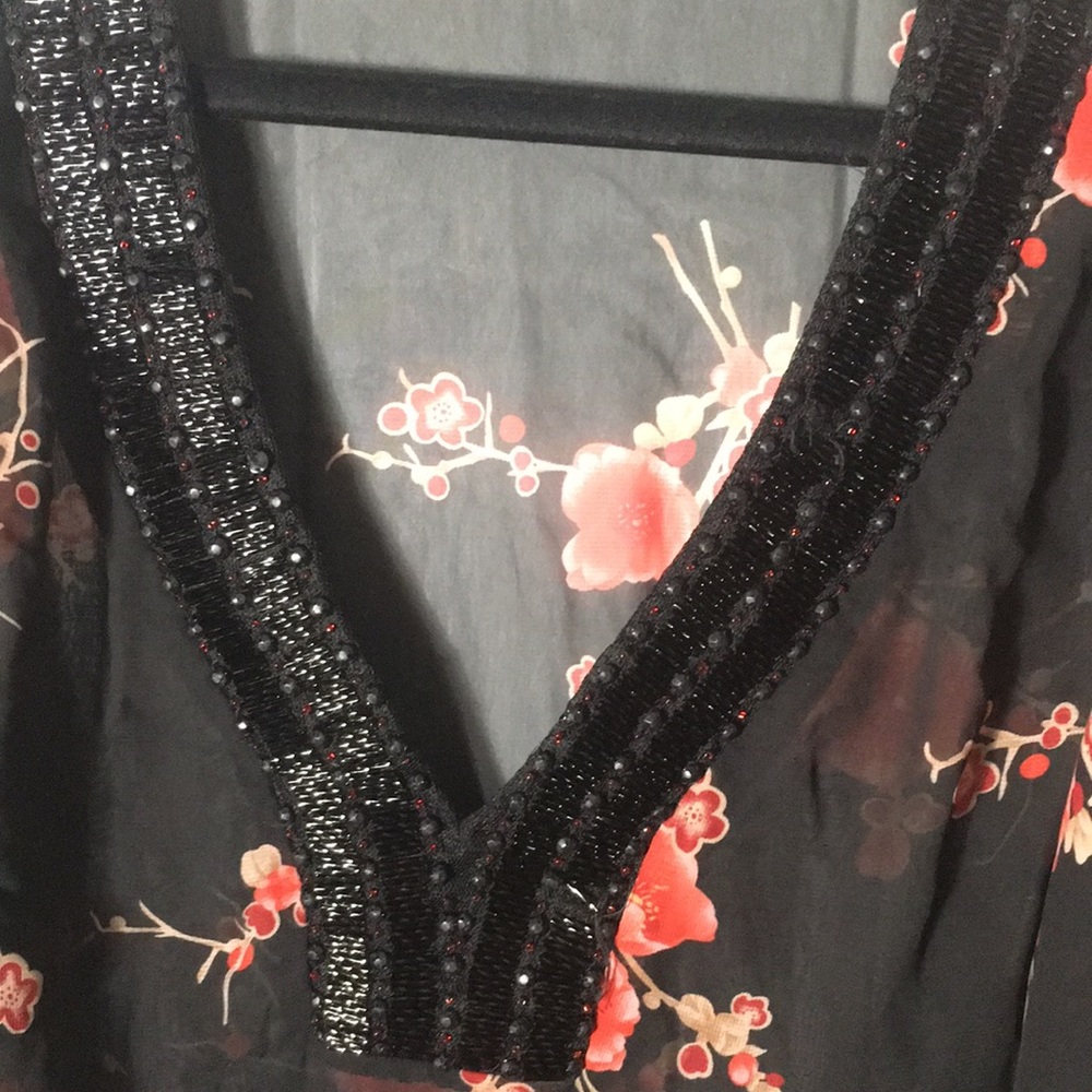 Studio Y sheer drape sleeved v-neck with barrel sequins around v-neck size XL - Picture 2 of 6